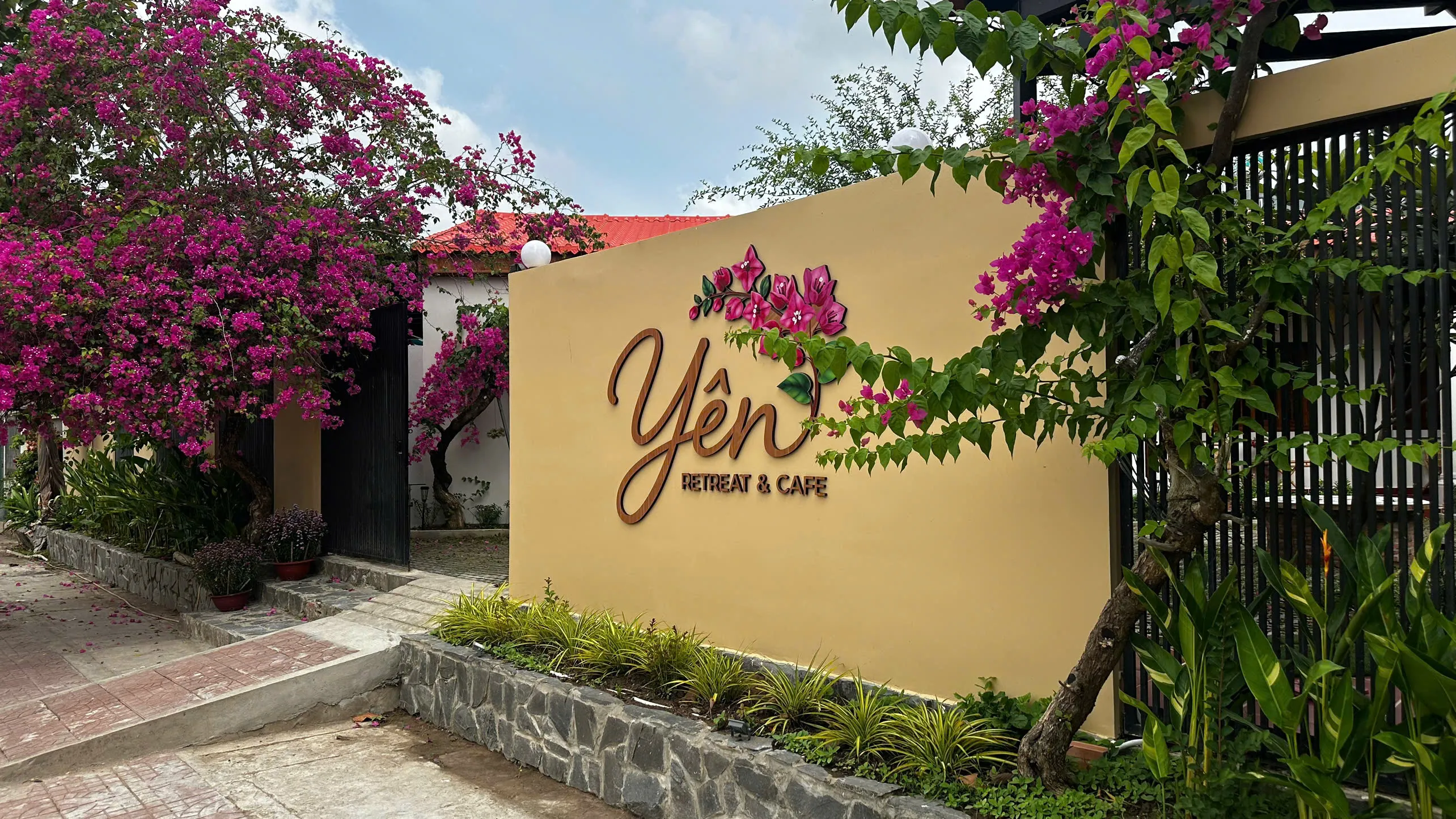 Đón nắng sớm bên hiên nhà