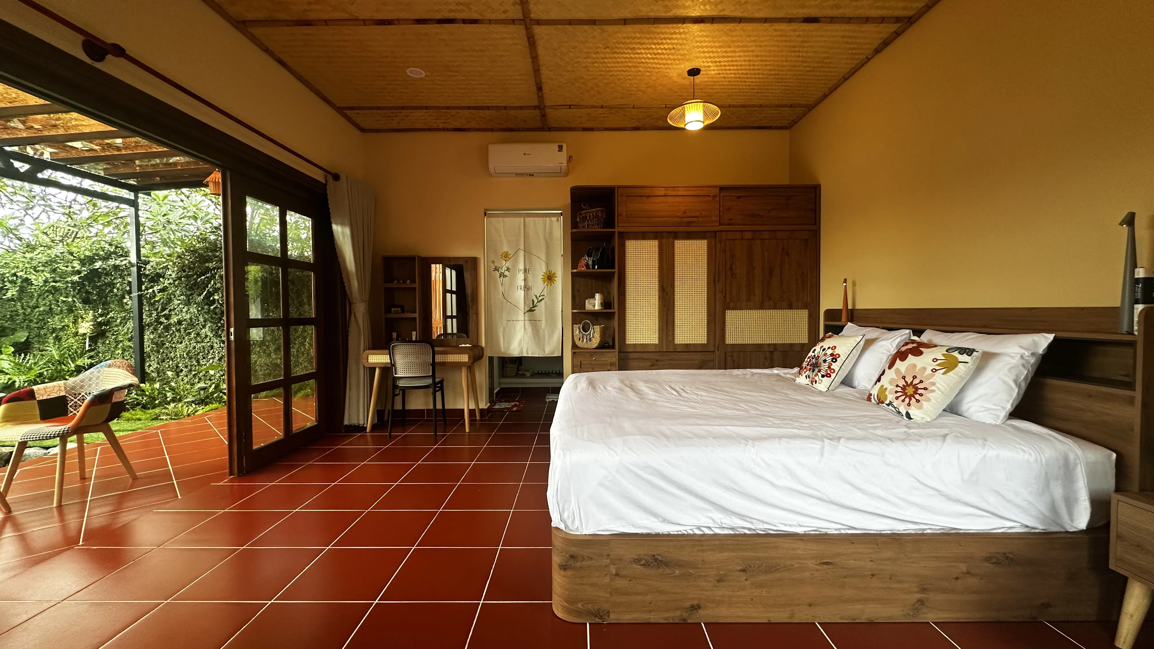 Phòng ngủ mộc mạc tại Yên