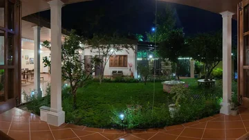 Góc vườn tĩnh lặng từ cửa sổ phòng ngủ